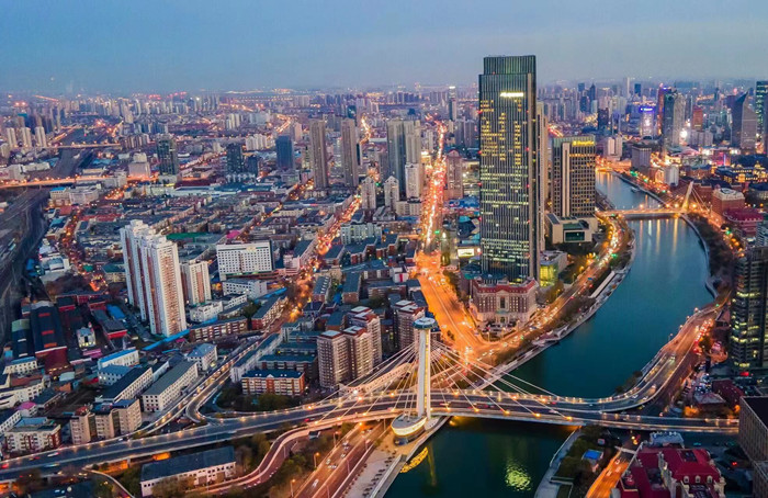 海河东岸，灯光璀璨。河东区积极融入“津城”“滨城”双城发展格局，为天津打造自主创新的重要源头和原始创新的主要策源地贡献河东力量。河东区融媒体中心供图