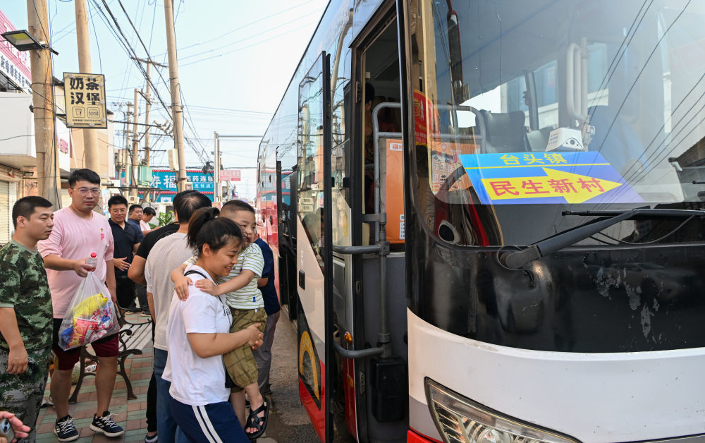 8月3日，在天津市静海区台头镇，转移群众登上大巴车准备转移至临时安置点。新华社记者 孙凡越 摄