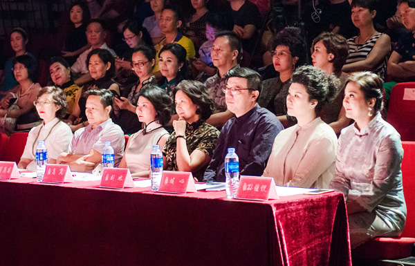 阵容强大的评委席担任当晚评委的有高岚,谭心,刘冰等多位天津广播电视