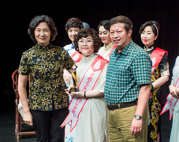 高岚老师为"金笔奖"陈悦颁奖谈心老师为施捷妮颁发"观众支持奖"冠军