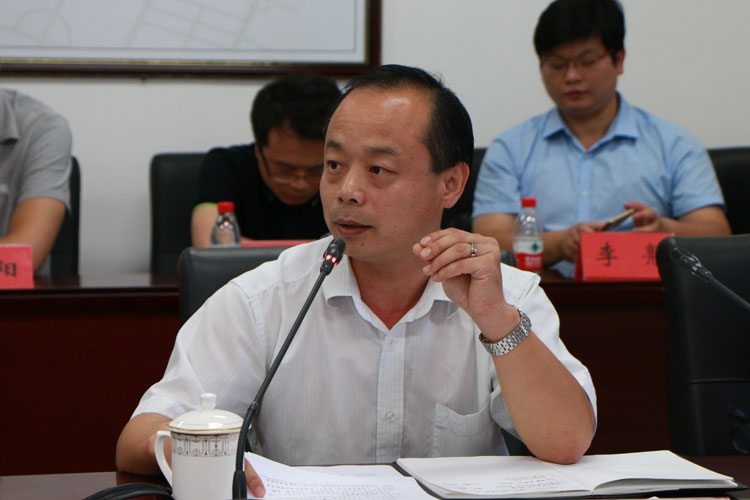 滨海新区投资促进中心二局副局长王东辉介绍相关产业政策